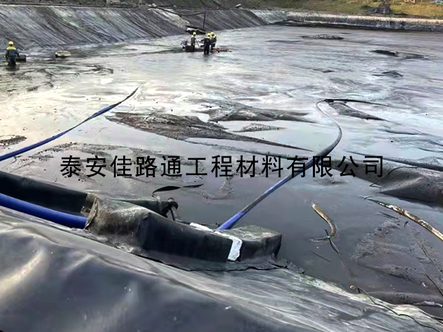 魚塘鋪設防滲土工膜時滲水該怎么辦？