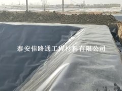 魚塘防滲膜的鋪設使用可營造一個穩定生態環境